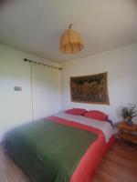 Łóżko lub łóżka w pokoju w obiekcie Les chambres de Sophie