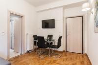 Televízia a/alebo spoločenská miestnosť v ubytovaní Plaka's Arch Studio