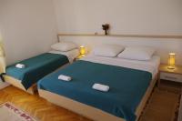 Postel nebo postele na pokoji v ubytování Apartments Silvana 597