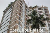 Un edificio alto con una palmera delante. en Hotel Elite Palace, en Comilla