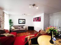 Posezení v ubytování London 2 Bed 2 Bath Apartment Holiday Home - Free Parking - 3min walk to the Train station - 19min to London Liverpool Street 5min to Victoria Line 1GB Broadband super fast Internet GROUND FLOOR 100s of shops restaurants bakeries 24-hour ASDA superstore