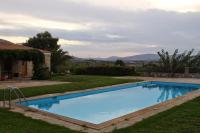 Bazén v ubytovaní Ellie's StoneHouse Gianapa, Porto Rafti, Greece, 190 03, GR alebo v jeho blízkosti