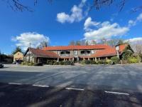 un gran edificio con techo rojo en una calle en The Ribchester Arms, en Blackburn