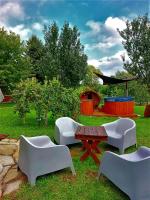 Vonkajšia záhrada v ubytovaní Maja Pokoje z Widokiem kameralna agroturystyka na Pogórzu Izerskim z sauną i jacuzzi