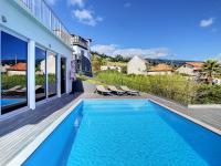 Bazén v ubytování Villa Piece of Heaven by LovelyStay nebo v jeho okolí
