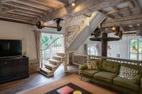 Posezení v ubytování Boddington Mill, Enchanting 3 Bdr Retreat by Oriri