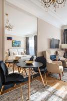 TV a/nebo společenská místnost v ubytování LE BEAU MARAIS - Luxury Apartments, AIR COND, LIFT