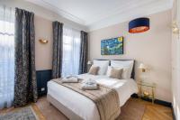Postel nebo postele na pokoji v ubytování LE BEAU MARAIS - Luxury Apartments, AIR COND, LIFT