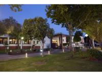 un edificio con árboles y luces en el patio en Parador de Albacete, en Albacete