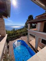 Bazén v ubytovaní Villa Milli with panoramic sea view alebo v jeho blízkosti