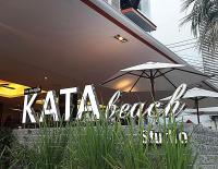 un cartello per un ristorante con un ombrello di Kata Beach Studio Phuket a Kata Beach