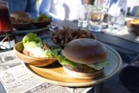 een bord met een hamburger en een kom salade bij Le Presbytère de Sautour in Sautour