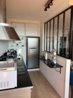 Kuchyňa alebo kuchynka v ubytovaní Appartement « Marinella » splendide vue mer aux Sanguinaires