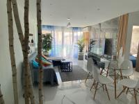 Televízia a/alebo spoločenská miestnosť v ubytovaní Centre Ville Sainte maxime 100M plage et commerce a pied