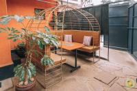 Una habitación con una jaula de pájaros y algunas plantas. en Sochati Casa Resort, en Nairobi