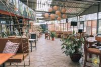 Un restaurante con mesas y sillas en una sala. en Sochati Casa Resort, en Nairobi