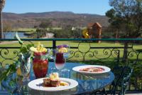 Una mesa con dos platos de comida y copas de vino. en Hacienda Bajamar, en Sonorabampo
