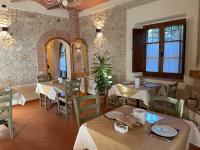 Reštaurácia alebo iné gastronomické zariadenie v ubytovaní IL COLOMBAIO WINERY & Rooms