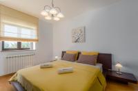 Postel nebo postele na pokoji v ubytování Apartment Mihael with pool and beautiful garden