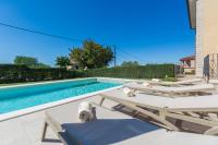 Bazén v ubytování Apartment Mihael with pool and beautiful garden nebo v jeho okolí