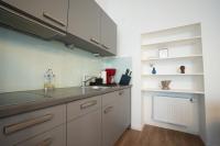 Kuchyňa alebo kuchynka v ubytovaní Spacious apartment with huge shared terrace and grill located between city centre and Donau river