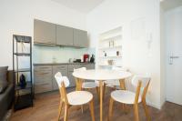 Kuchyňa alebo kuchynka v ubytovaní Spacious apartment with huge shared terrace and grill located between city centre and Donau river