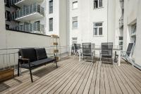 Balkón alebo terasa v ubytovaní Spacious apartment with huge shared terrace and grill located between city centre and Donau river