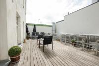 Balkón alebo terasa v ubytovaní Spacious apartment with huge shared terrace and grill located between city centre and Donau river