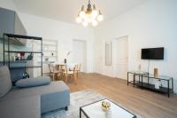 Televízia a/alebo spoločenská miestnosť v ubytovaní Spacious apartment with huge shared terrace and grill located between city centre and Donau river