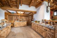 Una gran cocina con gabinetes de madera y techos de madera. en Gasthof Kleefeld, en Strobl