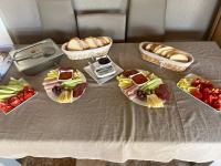 een tafel met borden en broodmanden bij La Casa Blanca in Vladimirescu