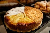 a pie sitting on top of a black tray at Hotel Orsaria in Venice