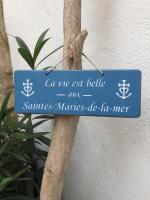 a blue sign that says la we east belek and santasmans at Maison au bord de mer in Saintes-Maries-de-la-Mer