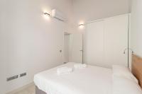 A bed or beds in a room at Allo Apartments San Roque 2ºA