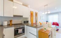 Kuchyňa alebo kuchynka v ubytovaní 3 Bedroom Stunning Home In Torrevieja