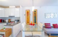 Kuchyňa alebo kuchynka v ubytovaní 3 Bedroom Stunning Home In Torrevieja