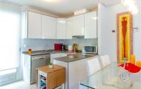 Kuchyňa alebo kuchynka v ubytovaní 3 Bedroom Stunning Home In Torrevieja
