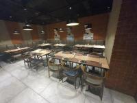 苏拉特Weekend Address By Honest Homes的一间用餐室,内设桌椅