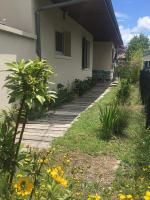 una casa con una pasarela de madera junto a un jardín en Charmant séjour à Andernos, en Andernos-les-Bains