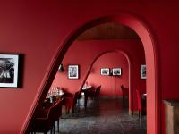 un comedor con paredes rojas y mesas con sillas rojas en Hôtel des Dromonts by SOWELL COLLECTION, en Avoriaz