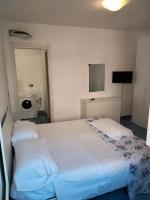A bed or beds in a room at La casetta dei limoni