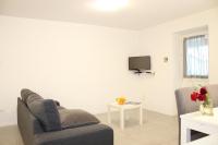 Telewizja i/lub zestaw kina domowego w obiekcie Rose Gialla Firsia Garten Ferienwohnung EG