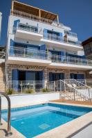 Bazén v ubytovaní Greek Beach House Complex B1 alebo v jeho blízkosti