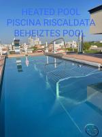 リド・ディ・イエゾロにあるAlmalux Jesolo Wellness &amp; Spa 3 stelle superiorの建物の上にあるプール