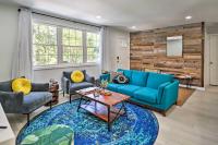 Una sala de estar con un sofá azul y sillas. en Game Room, Community Beach Pocono Home!, en Albrightsville