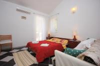 Posteľ alebo postele v izbe v ubytovaní Apartments by the sea Artatore, Losinj - 7935