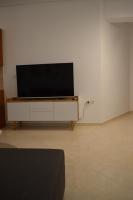 Televízia a/alebo spoločenská miestnosť v ubytovaní Anastasias apartment tripoli