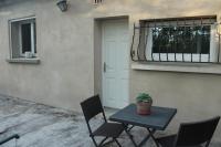 a table and chairs with a potted plant on a balcony at Chambre privée avec parking in Nîmes