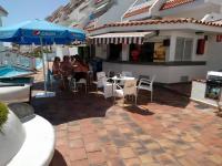 A restaurant or other place to eat at Penthouse ar okeana skatu