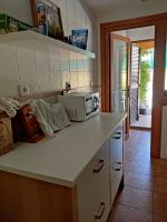 Kuchyň nebo kuchyňský kout v ubytování Apartamento completo con piscina comunitaria y patio exterior